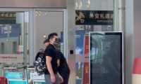 郭富城夫妇现身机场没一起回港郭富城看着方媛背影满是不舍